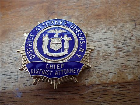 NEW YORK CITY  POLICE  DISTRICT OF QUEENS CHIEF DISTRICT  ATTORNEY BADGE  BX 13
